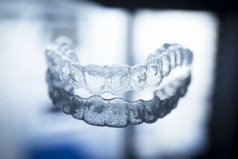 Czy noszenie nakładek Invisalign boli?